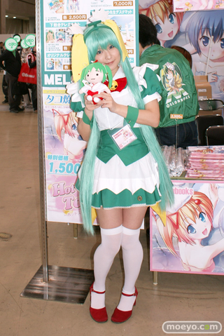 Illustration for article titled 2010's Japanese Booth Companions Still Passing Out Fliers In Your Memories